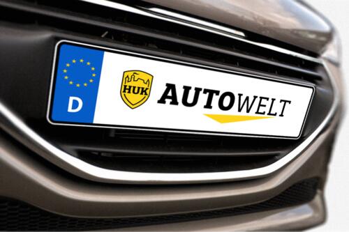 Auto mit Kennzeichen verkaufen Ein Auto hat in seiner Kennzeichenhalterung noch ein Kennzeichen, welches beim Verkaufen eines Autos abgemacht werden muss.